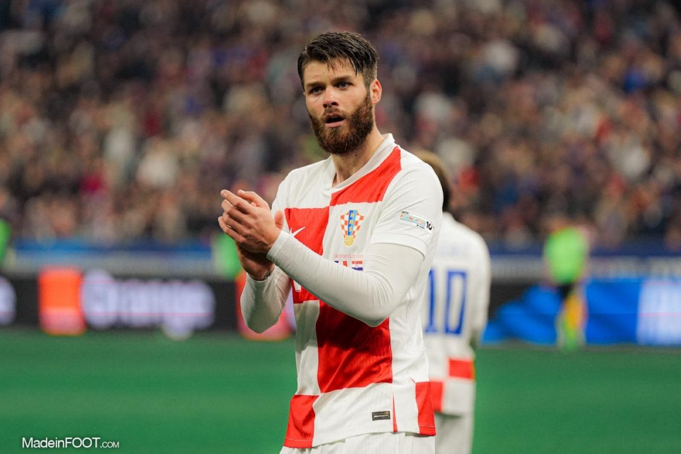 Duje Caleta-Car aparece en uno de sus partidos con la selección de Croacia con Luka Modric a su espalda.