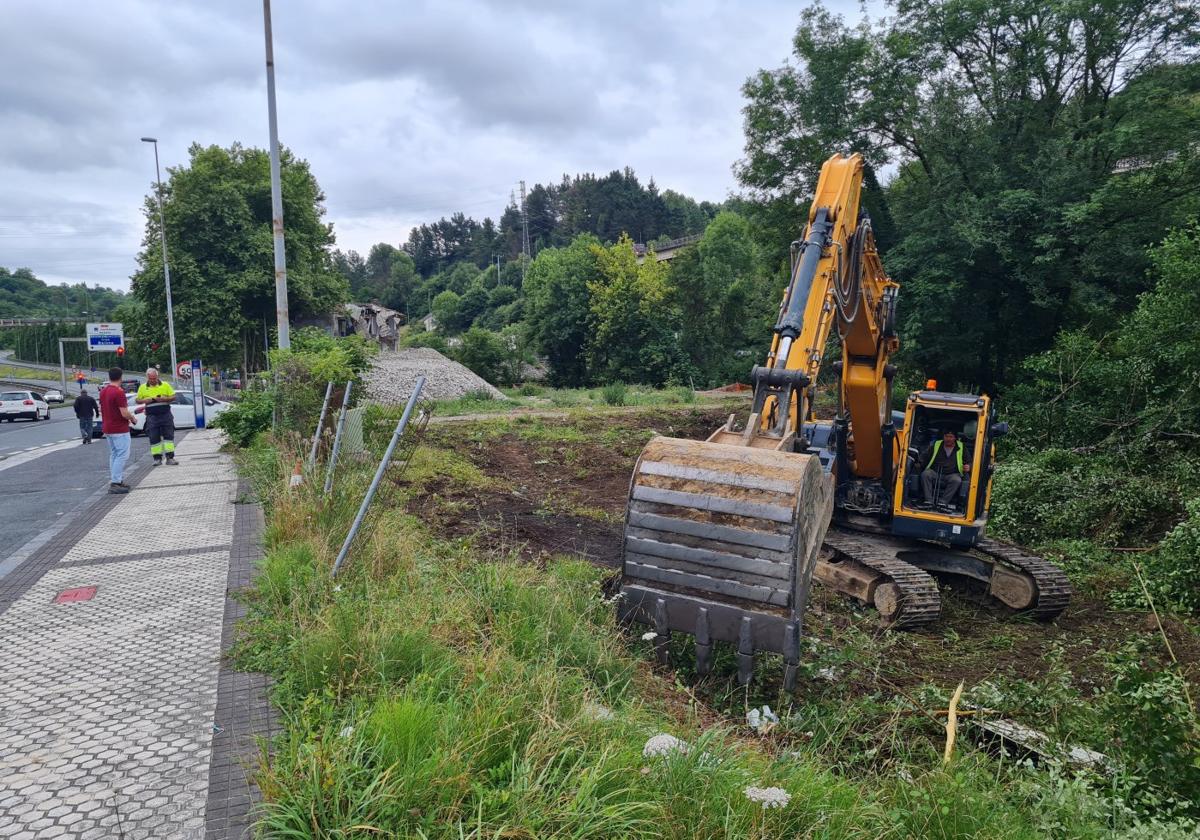 Una excavadora elimina la vegetación en la zona más próxima a la gasolinera, este martes en el Infierno.