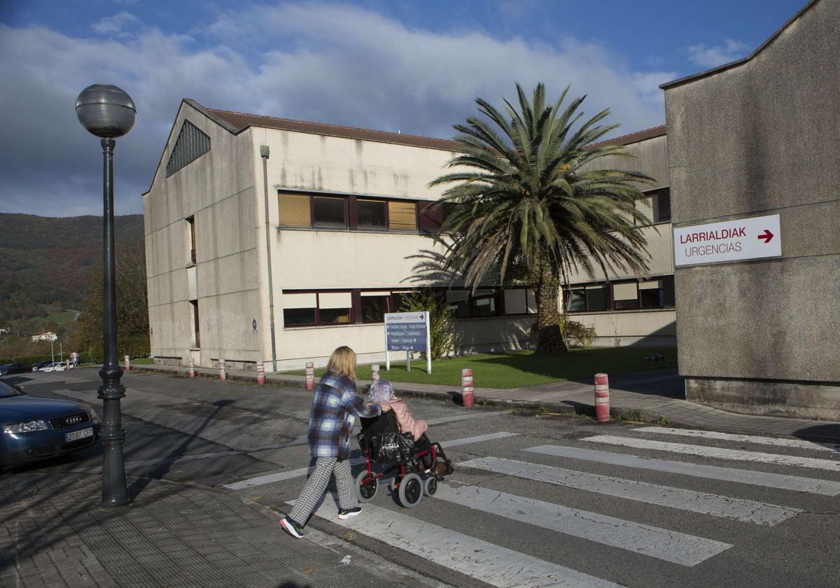 Dos mujeres en las inmediaciones del Hospital de Bidasoa.