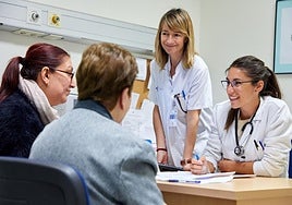 Dos sanitarias de Osakidetza atienden en una consulta a dos mujeres.