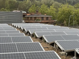 Imagen de las placas fotovoltaícas instaladas en el polideportivo.