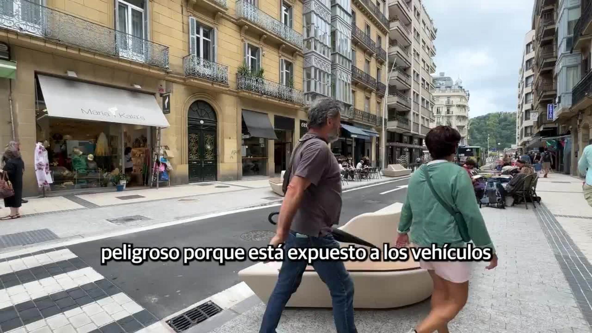 ¿De qué lado sentarse en estos bancos de la renovada calle Easo?