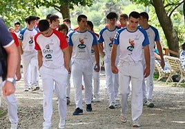 Los pelotaris participantes pasean junto al Palacio Miramar.