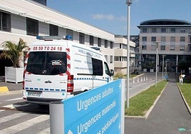 Una ambulancia llega a Urgencias del Hospital de Baiona.