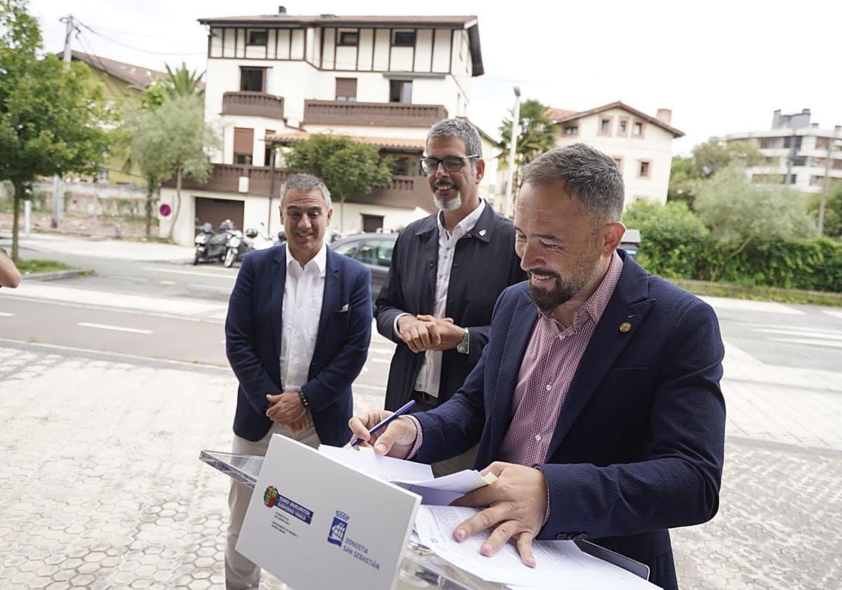 Denis Itxaso en la firma del acuerdo para ceder dos parcelas en las que se edificarán un centenar de viviendas protegidas en Donostia.