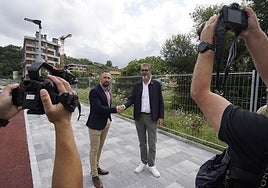 El consejero de Vivienda, Denis Itxaso, y el alcalde de Donostia Eneko Goia