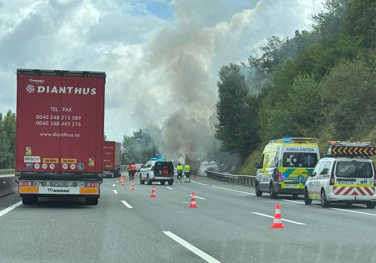 El incendio ha obligado a cortar dos de los tres carriles de la AP-8 en Errenteria, sentido Irun.
