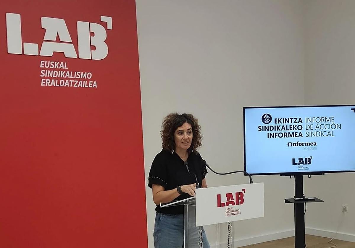 Oihana Lopetegi, responsable de acción sindical de LAB, durante la presentación del informe de accción sindical este lunes.