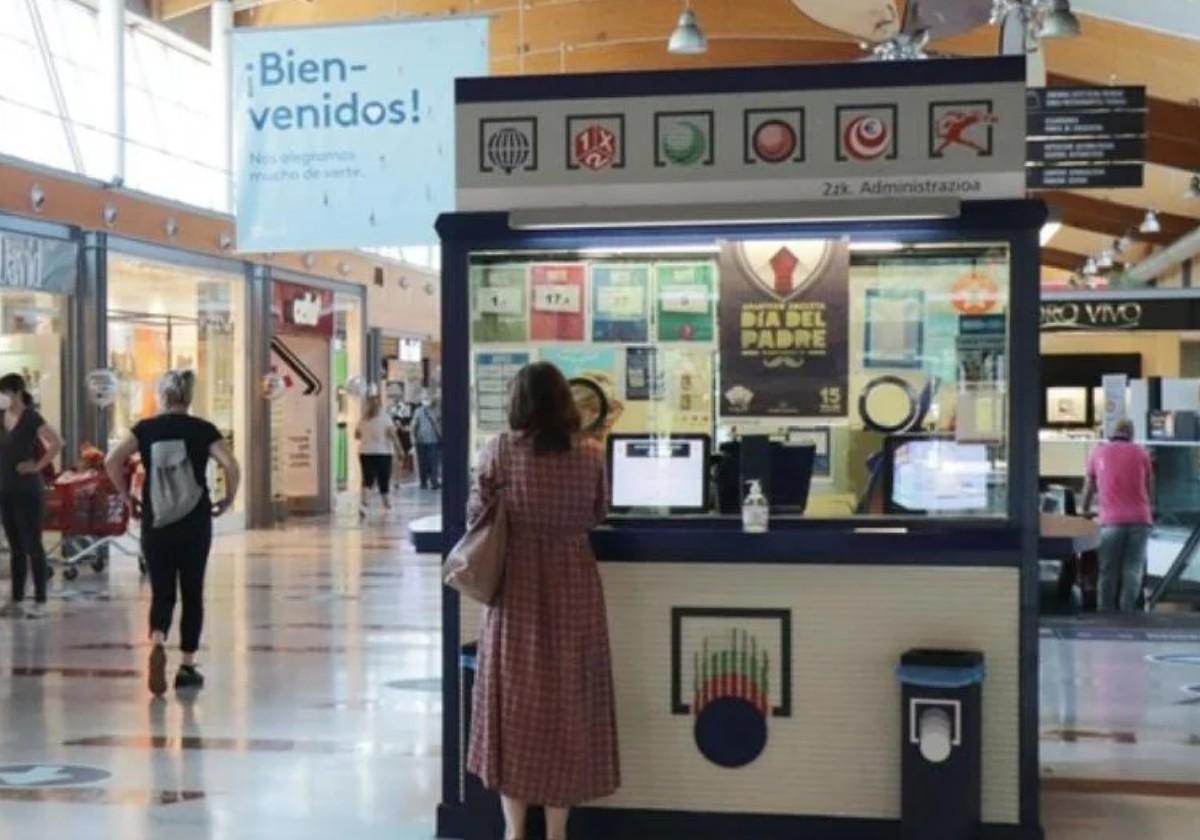 Administración de loterías en el Centro Comercial Urbil.