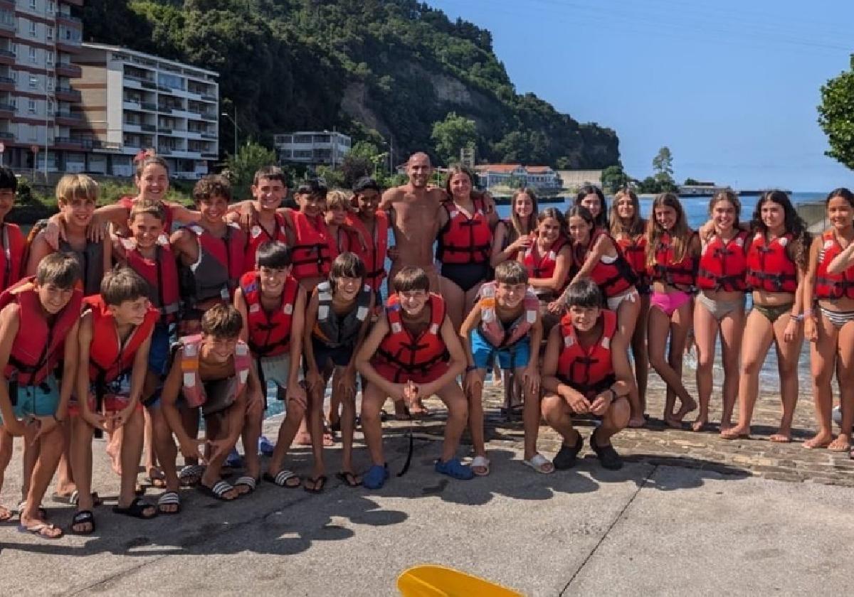 Jóvenes y monitores que han participado en las actividades acuáticas en Deba.