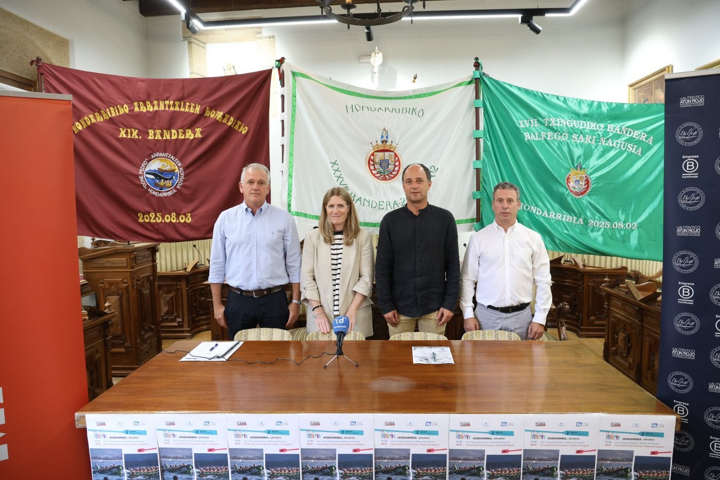 Joxemi Elduaien, Amaia Ausan, el alcalde de Hondarribia Igor Enparan y Jon Vila, en la presentación.