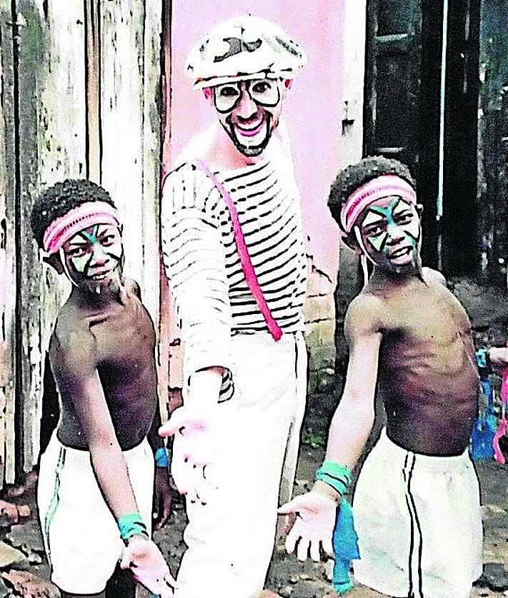 Imagen secundaria 2 - El misionero azkoitiarra que devuelve la sonrisa a los niños más pobres