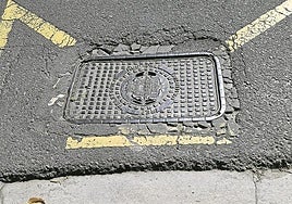 Denuncia Baltasar De la Hera: «Tapa de arqueta muy hundida en paseo Mikeletes. Está cerca de la parada de Dbus y el autobús que cubre la línea es de los antiguos, con deficiencias en las viejas amortiguaciones, a pesar de que siempre culpan del traqueteo y de las molestias a los usuarios. ¡Repárenla ya!».