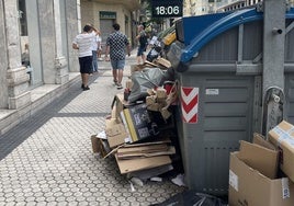 Denuncia Ana Soto: «La calle Urbieta se ha convertido en una autopista y ahora además, en un vertedero. A la altura del mercado de San Martín, se encuentran nueve contenedores sobre la acera, abarrotados a todas horas y con la basura por el suelo. El Ayuntamiento responde aumentando el número de contenedores, pero no es la solución».
