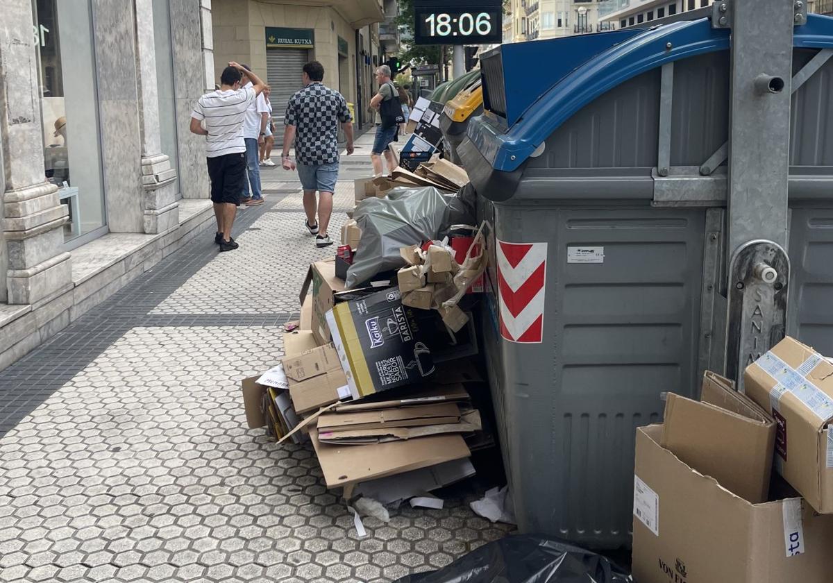 Denuncia Ana Soto: «La calle Urbieta se ha convertido en una autopista y ahora además, en un vertedero. A la altura del mercado de San Martín, se encuentran nueve contenedores sobre la acera, abarrotados a todas horas y con la basura por el suelo. El Ayuntamiento responde aumentando el número de contenedores, pero no es la solución».