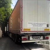 El camión atascado en un camino rural en Soraluze.