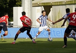 Kubo se mete hacia dentro entre cuatro rivales de Osasuna.