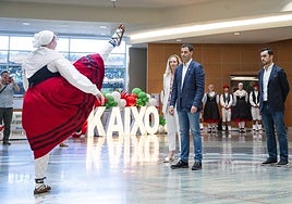 El lehendakari, Imanol Pradales, asiste al aurresku de honor a su llegada a Boise.