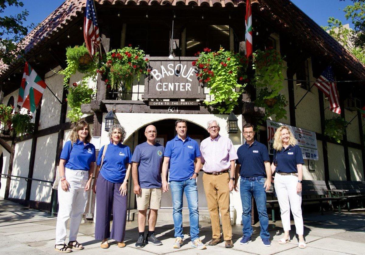 El lehendakari Pradales, en el centro, este miércoles en la visita realizada al Basque Block de Boise, en Idaho.