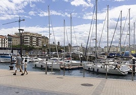Embarcaciones deportivas y veleros en el Muelle de Donostia.