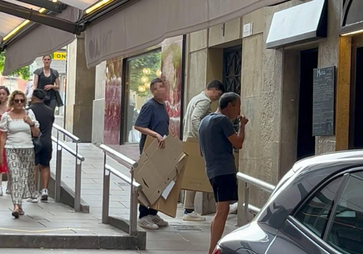 Agentes de la UCO con cajas se dirigen a la sede de Servinabar el pasado 10 de junio para iniciar el registro.