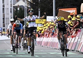 Le Court alza los brazos ante la mirada de Vollering.