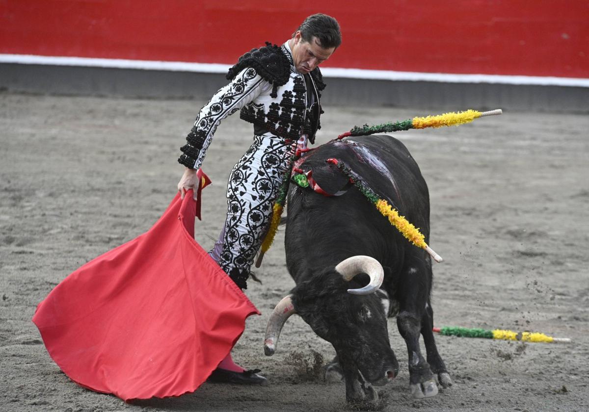 Su segundo toro roza a Luque en un muletazo ceñido y de gran emoción.