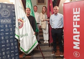 El alcalde Igor Enparan, Jon Vila (Mapfre), Amaia Ausan (Cofradía) y el presidente del club de remo, Joxemi Elduaien.
