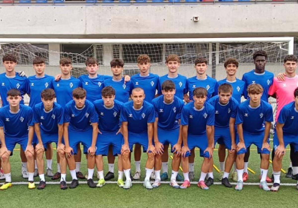 La plantilla con todo el equipo técnico del juvenil del División de Honor, uno de los puntales de la cantera eibarresa posa en el anexo de Ipurua, en su presentación.
