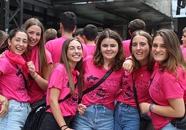 Arrosa festa. Kamiseta arrosa soinean, festarako gogoa nabarmena zen gazteen artean.