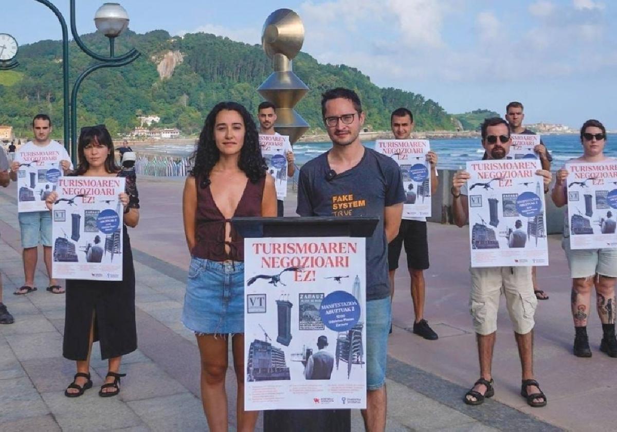 Los convocantes en el malecón zarauztarra con los carteles de la manifestación.