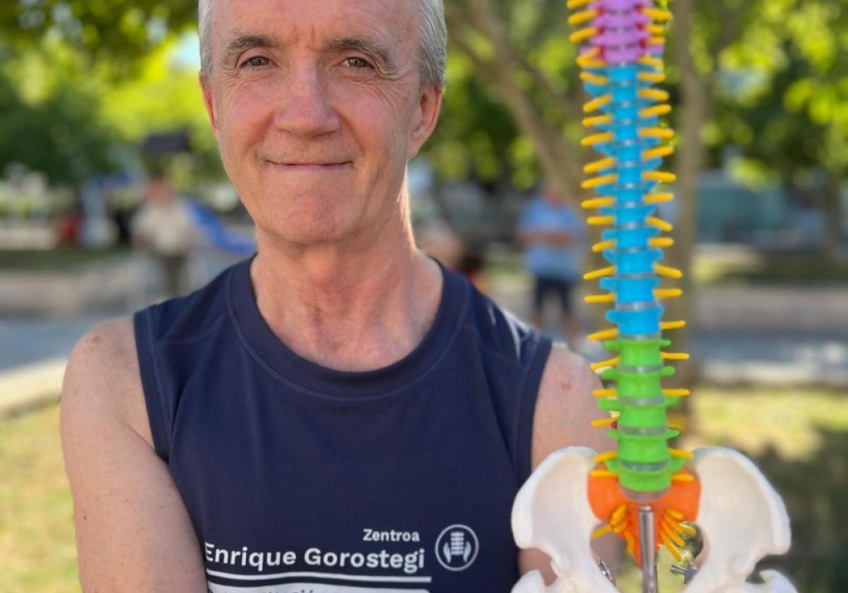 Enrique Gorostegi con uno de los esqueletos empleados para abordar la reeducación postural.