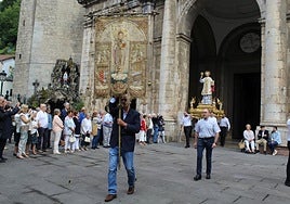 Prozesioa. Loiolatarrek San Inazio irudia parrokiatik atera zuten unea.