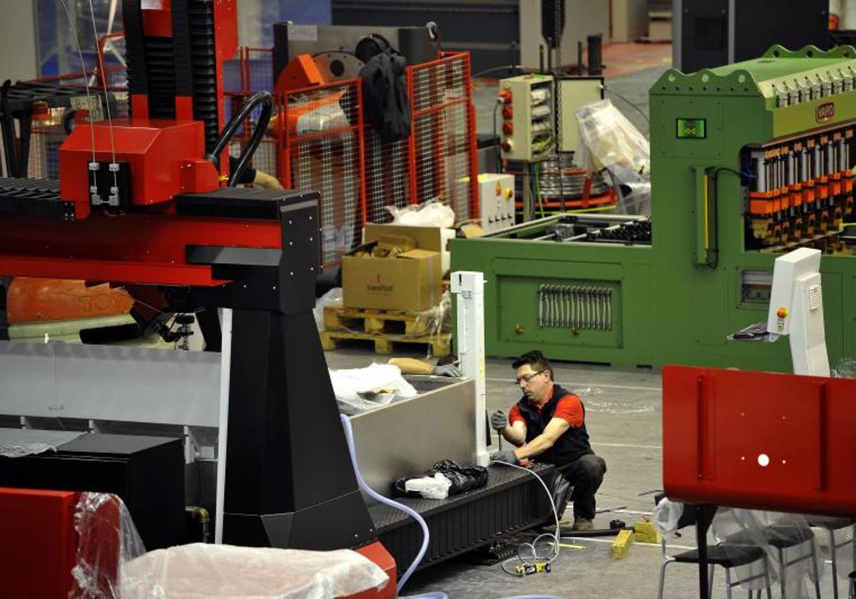 La economía vasca crece, pero a menor ritmo que la estatal.