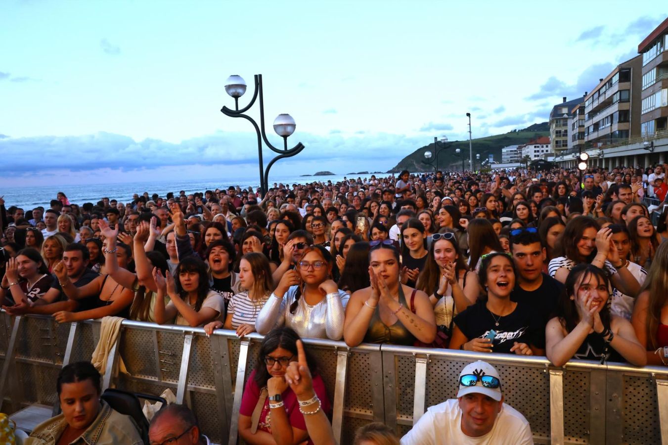 Multitudinaria fiesta musical en el malecón de Zarautz