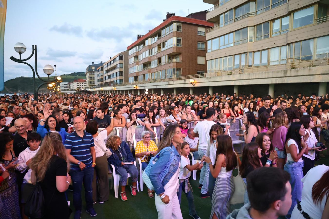 Multitudinaria fiesta musical en el malecón de Zarautz