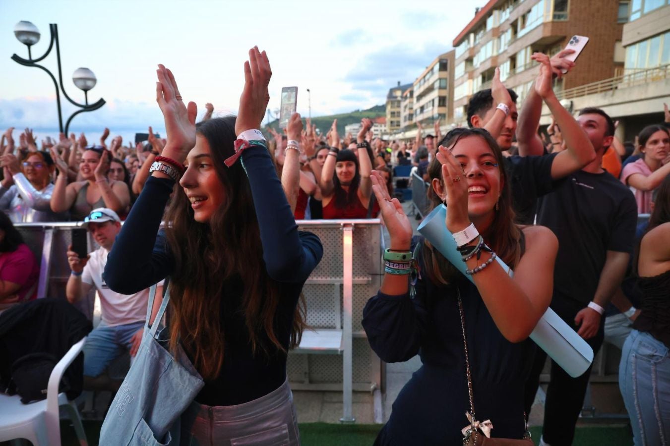 Multitudinaria fiesta musical en el malecón de Zarautz
