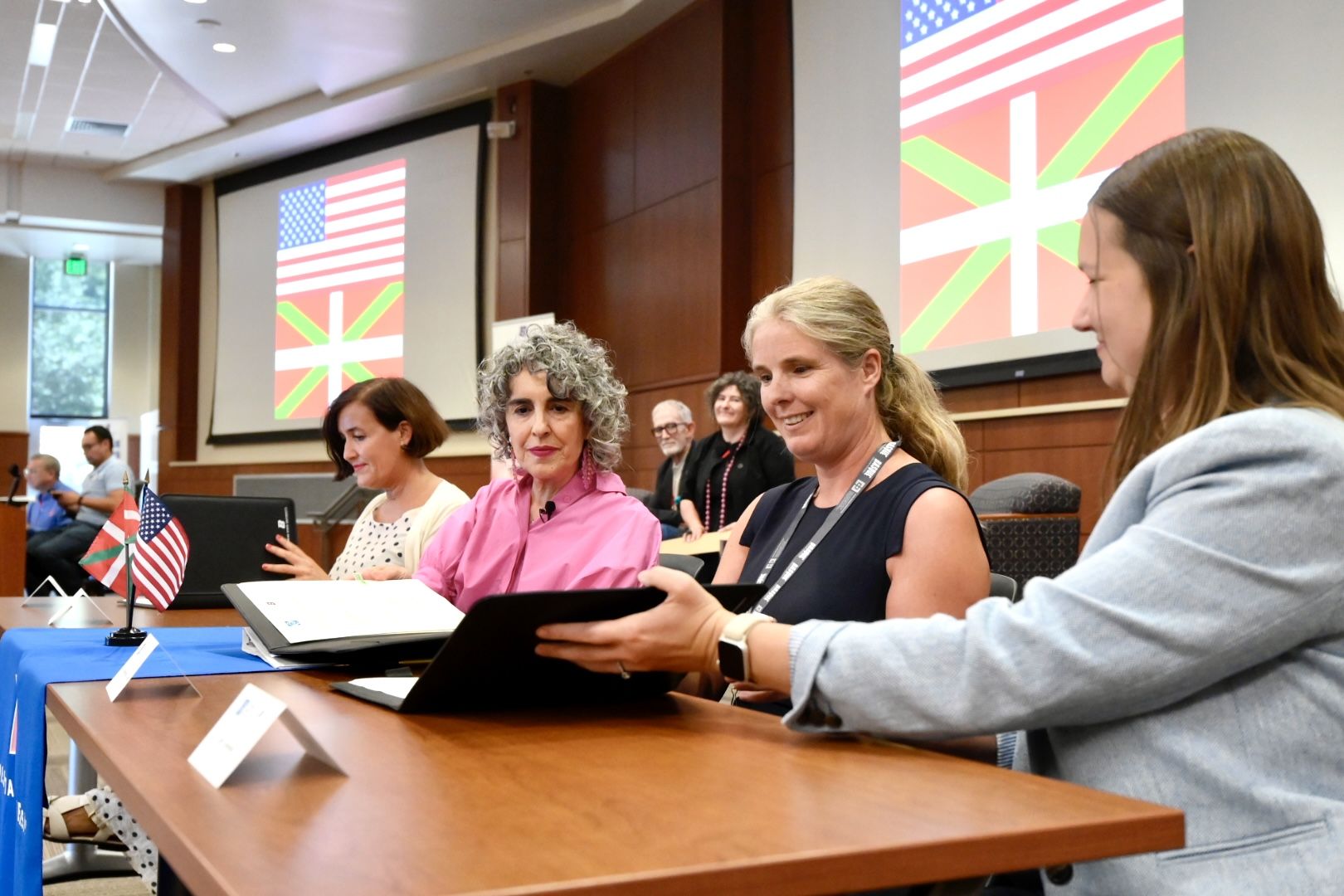 Irene Larraza, Ibone Bengoetxea, Marie-Anne de Graaff eta Cara Greenle, hitzarmenaren sinaketa-ekitaldian.