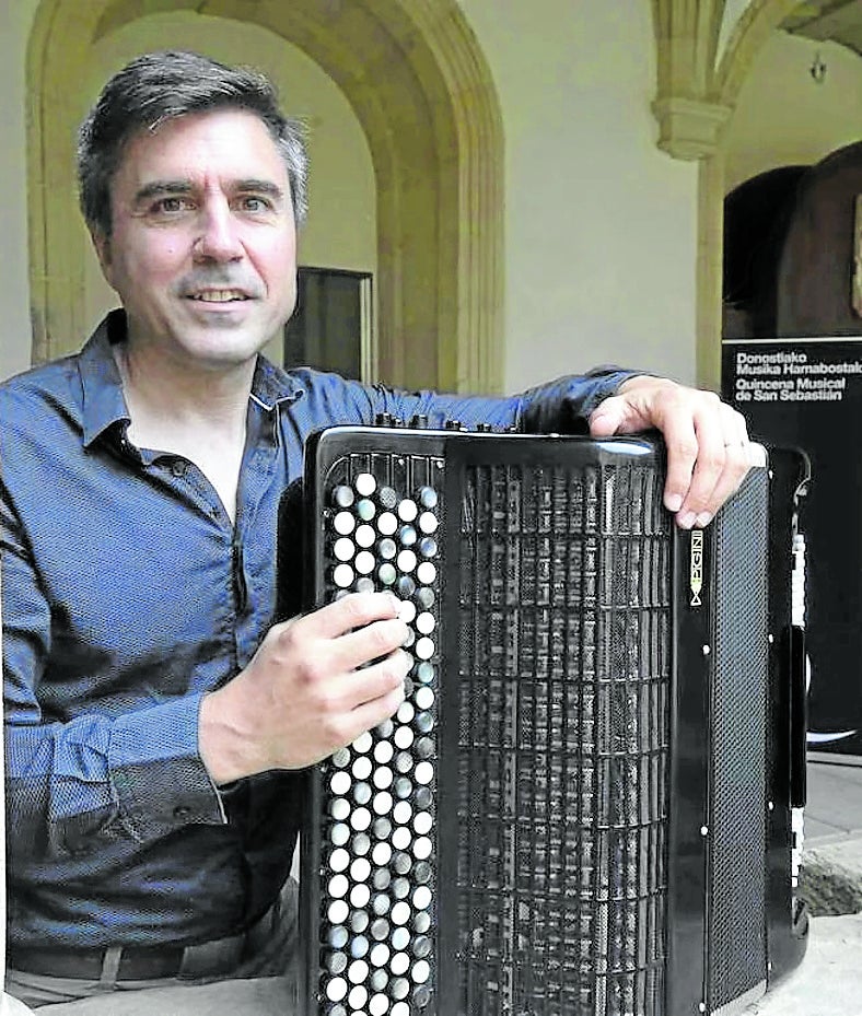 El acordeonista irundarra Iñaki Alberdi actuará en el auditorio el día 16.