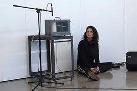 Ivone Villamilek soinu-artea haurrei hurbilduko die.