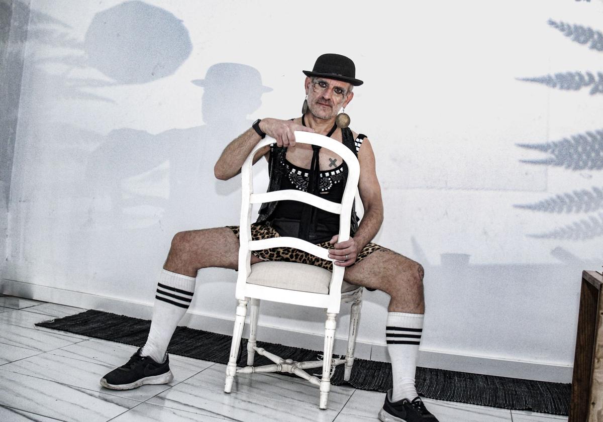 Omar K, una tarde cualquiera en Egia. Las sombras en la pared las provoca el retroproyector que usó en su performance.