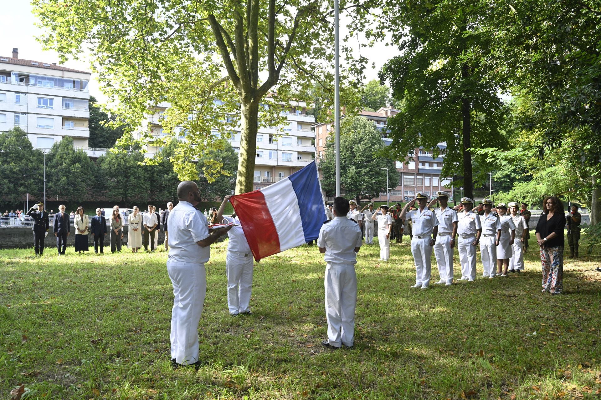 Los militares izan la bandera francesa tras haber arriado la española