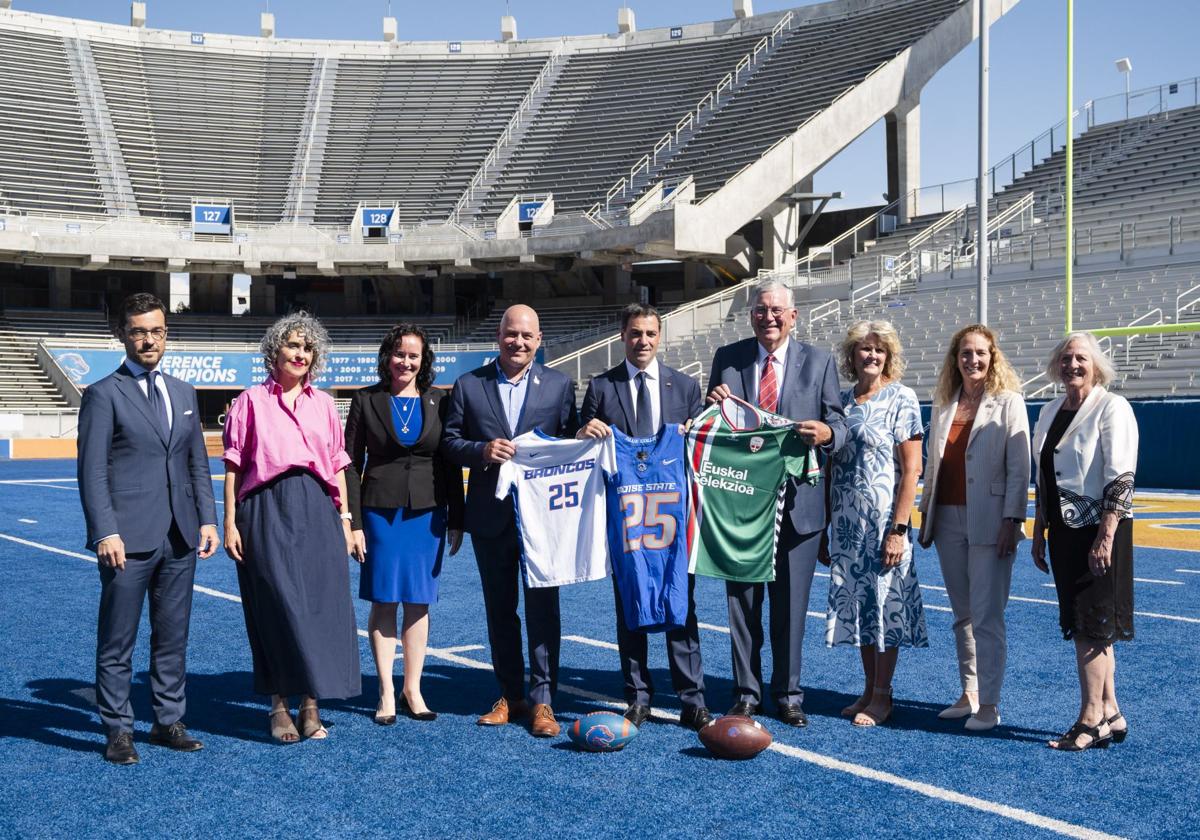 Delegación del Gobierno Vasco, con el lehendakari a la cabeza, en su visita al festival Jaialdi de 2025.