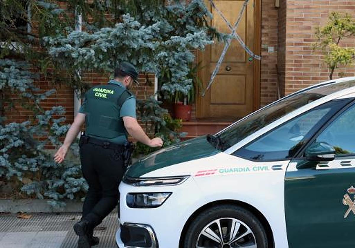 Una patrulla de la Guardia Civil aparcada ante el domicilio donde ocurrieron los hechos en Zizur.