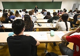 Alumnos guipuzcoanos se disponen a realizar el examen de Selectividad en la EHU.