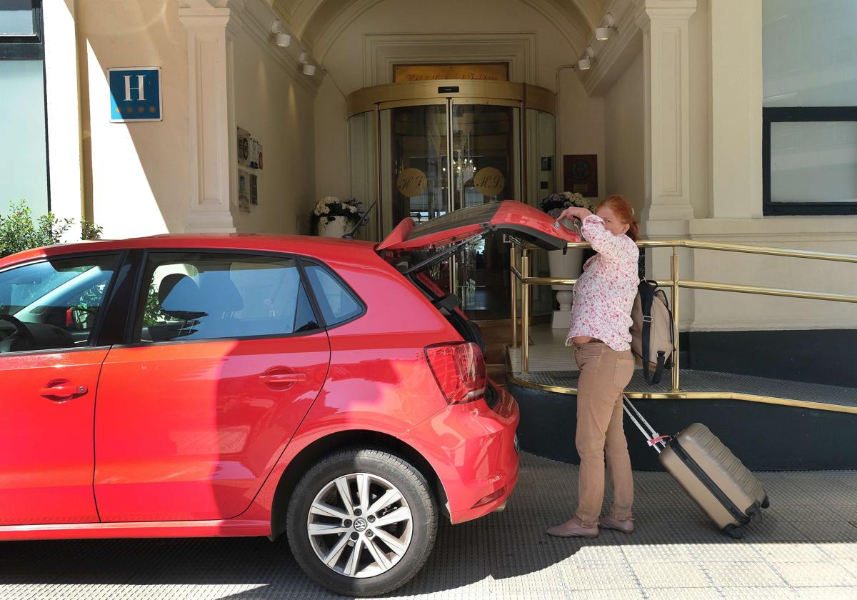 Una turista llegando a un hotel de San Sebastián.