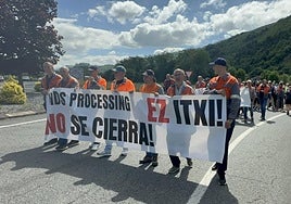 Trabajadores de Arcelor Mittal de Legasa en la manifestación que llevaron a cabo contra el cierre.
