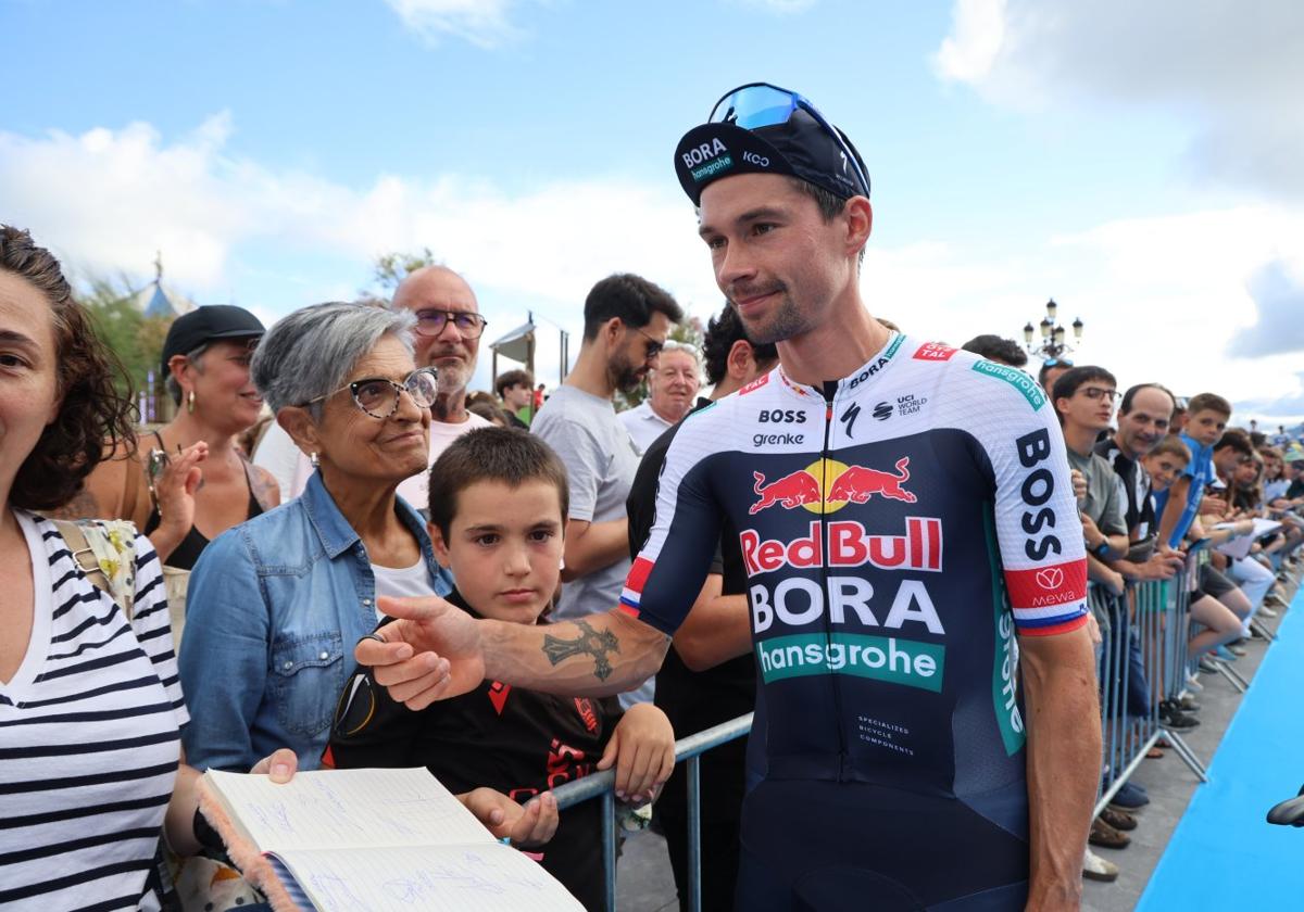 Primoz Roglic se mostró muy cercano a los aficionados en la presentación de equipos ayer en el Alderdi Eder.