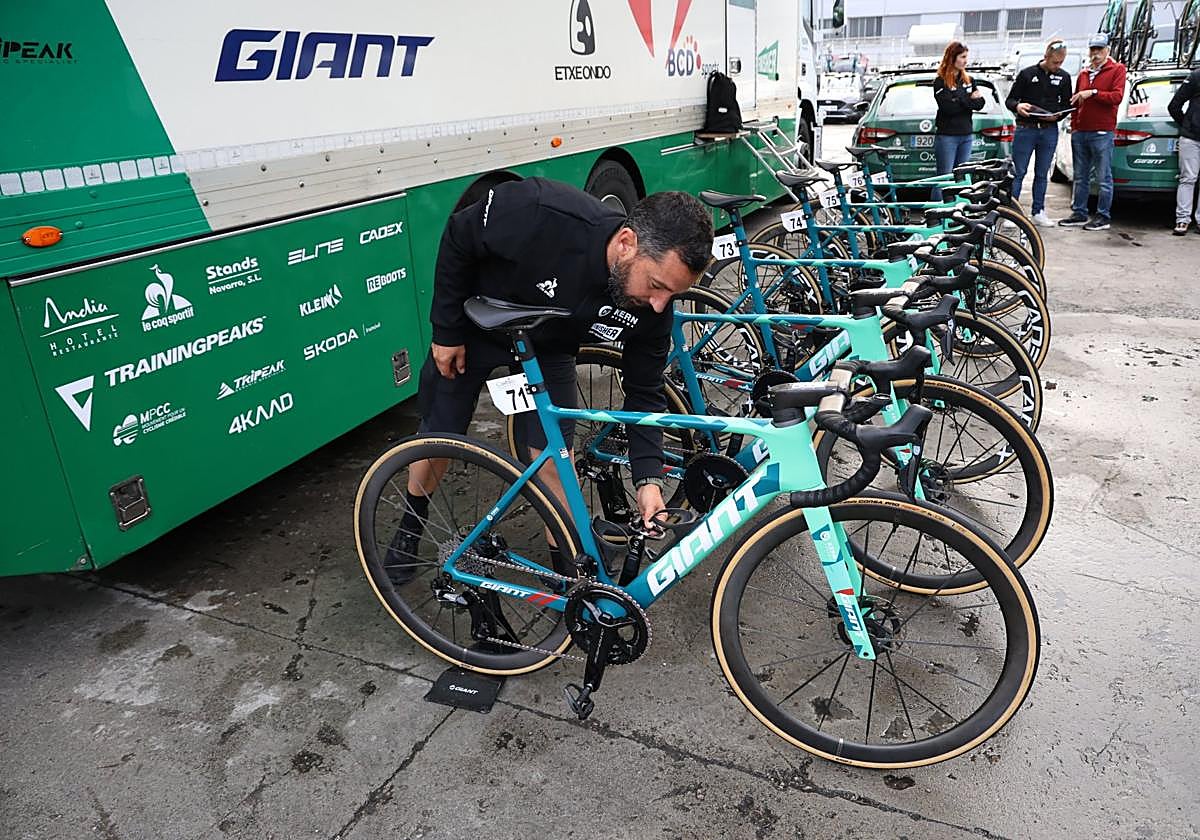 Aguado asegura que todos los componentes de la bicicleta funcionen correctamente.