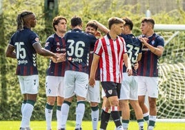 Los jugadores del Eibar felicitan a Ekaitz por su gol.